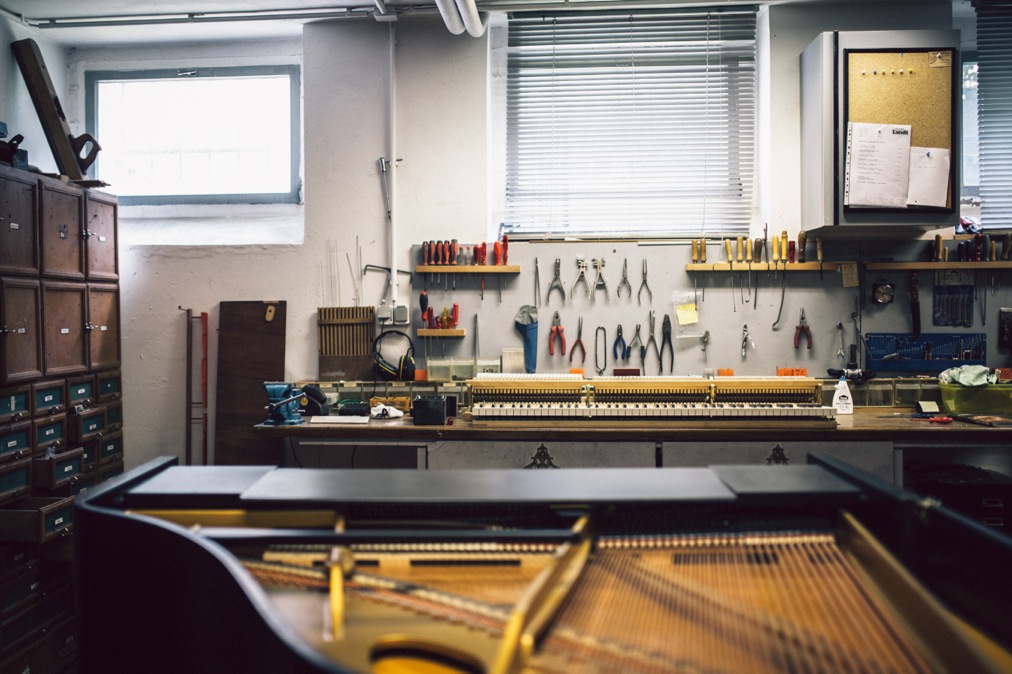 ein Klavier wird repariert Foto 2